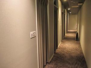 松本市にあるホテルエムマツモトの出口看板が貼られた空廊