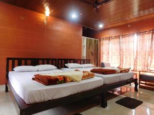 מיטה או מיטות בחדר ב-Cauvery Homestay