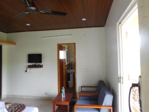 TV a/nebo společenská místnost v ubytování Cauvery Homestay