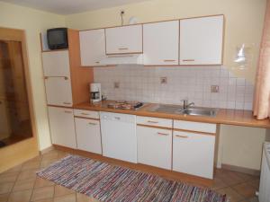 Kuchnia lub aneks kuchenny w obiekcie Appartement beim Brunnen 12