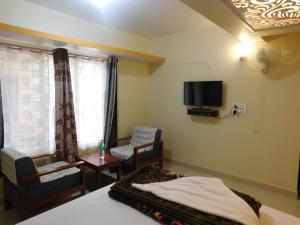 TV a/nebo společenská místnost v ubytování Cauvery Homestay
