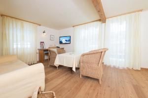 TV a/nebo společenská místnost v ubytování Familotel Alphotel