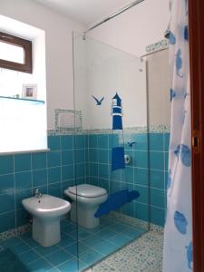 サンタンティーオコにあるThe Blue Lighthouseの青いバスルーム(トイレ、シンク付) +27枚の写真
