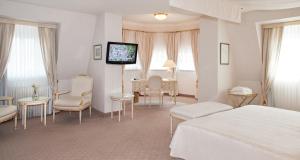 TV a/nebo společenská místnost v ubytování Victor's Residenz-Hotel Leipzig