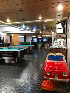 メッツァーナにあるMarrileva-Folgarida, Apartmán v Residence Albareのピンポン玉とビリヤード台のある部屋
