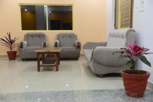 a waiting room with two chairs and a table at Hotel Nikunj in Hazārībāg