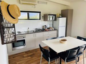 Kitchen o kitchenette sa Cedar Apartments - Merrijig