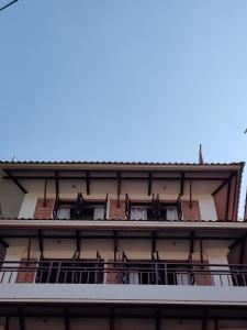 Karuna Hotel Patan Kathmandu的阳台或露台