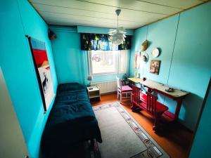 Camera blu con letto e tavolo di Authentic Countryhouse at the Reindeer Farm a Tanhua