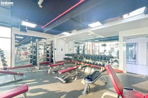 un gimnasio con muchas sillas y máquinas en bnbmehomes - Studio in The Palm Near Nakheel Mall w Sea View - 205, en Dubái