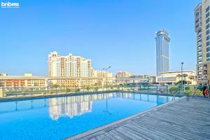 una gran piscina en una ciudad con edificios altos en bnbmehomes - Studio in The Palm Near Nakheel Mall w Sea View - 205, en Dubái