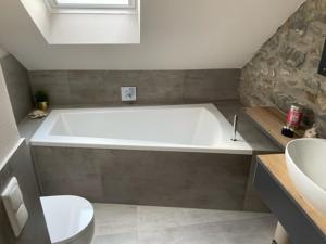 een badkamer met een bad, een toilet en een wastafel bij Zimmermanns 2 in Monschau