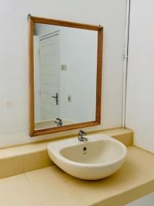 uma casa de banho com um lavatório e um espelho em My Capsule Canggu em Canggu