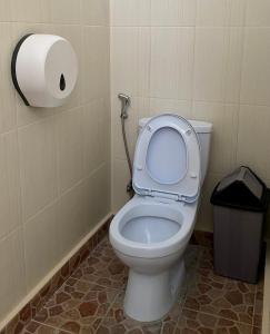 uma casa de banho com um WC com um rolo de papel higiénico em My Capsule Canggu em Canggu