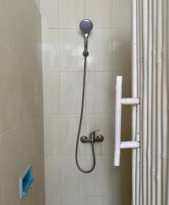 uma casa de banho com uma cabeça de chuveiro em My Capsule Canggu em Canggu