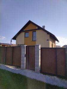 una cerca frente a una casa en Ubytovanie v súkromí Horec, en Liptovský Mikuláš