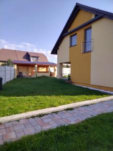 une maison avec une cour herbeuse à côté d'une maison dans l'établissement Ubytovanie v súkromí Horec, à Liptovský Mikuláš