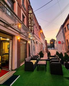 eine Außenterrasse mit Sofas und Stühlen auf einem Gebäude in der Unterkunft Boutique Hotel Golden Star in Tuzla