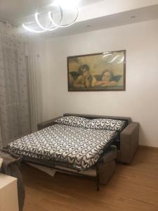 a bed in a room with a painting on the wall at RaffaelloElegante appartamento ideale casa vacanze affari in Milan