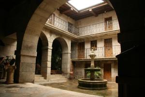 a courtyard with a fountain in the middle of a building at Pazo de Turbisquedo in Turbisquedo