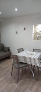 einen Tisch und einen Stuhl im Wohnzimmer in der Unterkunft Come nelle favole home in Bari