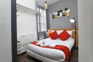 Posteľ alebo postele v izbe v ubytovaní N2 des Études Cosy Hypercentre Wifi ConciergerieDameCarcas