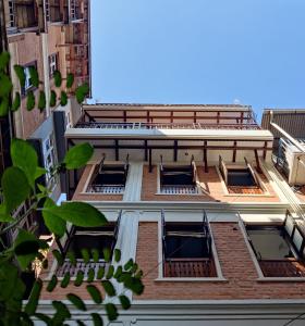 een hoog gebouw met ramen aan de zijkant bij Karuna Hotel Patan Kathmandu in Pātan