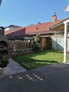 Haus Morgentau mit Garten in zentraler Lage في كاسيل: منزل به ساحة مع مبنى به سقف