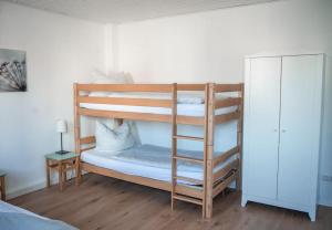 1 Schlafzimmer mit 2 Etagenbetten mit einer Leiter in der Unterkunft Haus Morgentau mit Garten in zentraler Lage in Kassel