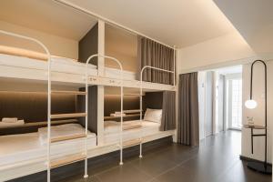 Postel nebo postele na pokoji v ubytování YANH Ratchawat Hotel