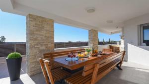 Balkón alebo terasa v ubytovaní Villa Amfora with heated pool, wellness and tennis