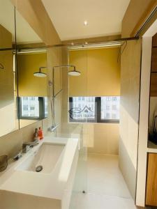 bagno con ampia vasca e specchio di Dori House a Gò Công