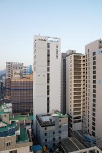 een groep hoge gebouwen in een stad bij Busan Studio 202 in Busan