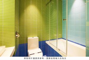 ein Bad mit einem WC und einer Dusche in der Unterkunft Royal Group Hotel Bo Ai Branch in Kaohsiung