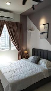 1 dormitorio con 1 cama grande y ventana en D'Rinie Sky Homestay, en Kajang