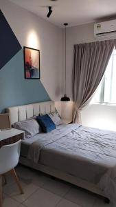 Un dormitorio con una cama grande y una ventana en D'Rinie Sky Homestay, en Kajang