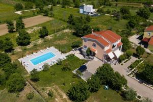 - une vue aérienne sur une maison avec une piscine dans l'établissement Luxury Villa Maria with large pool, à Suhovare