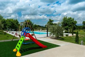 - une aire de jeux avec toboggan à côté de la piscine dans l'établissement Luxury Villa Maria with large pool, à Suhovare