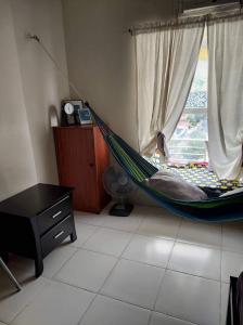 eine Hängematte in einem Zimmer mit Fenster in der Unterkunft Cozy Studio @ One Capitol Condo 2nd St. Kapitolyo in Manila