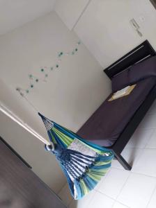 Zimmer mit einem Bett in einem Zimmer mit in der Unterkunft Cozy Studio @ One Capitol Condo 2nd St. Kapitolyo in Manila