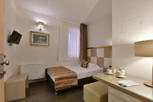 Posteľ alebo postele v izbe v ubytovaní Hotel Le Chevalier