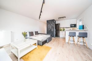 Kuchyňa alebo kuchynka v ubytovaní Rent like home - Browary Wrocławskie