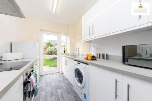 Kitchen o kitchenette sa 3 Bedroom House in Stevenage By White Orchid Property Relocation Free Paring Wi-Fi Serviced Accommodation