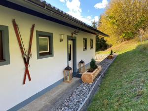 Una casa con un reloj al costado. en Nocky Mountains Lodge en Radenthein