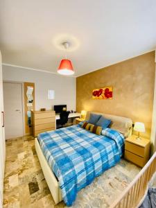 Schlafzimmer mit einem Bett und einem Schreibtisch in der Unterkunft Appartamento elegante a due passi dal lago in Como