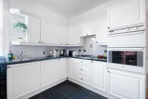 Una cocina o zona de cocina en London Spacious 3 Bedroom House, Fulham By MDPS