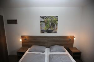 ein Schlafzimmer mit einem Bett und einem Wandgemälde in der Unterkunft Ferienwohnung Bergwiese in Winterberg