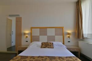 Posteľ alebo postele v izbe v ubytovaní Hotel Le Chevalier