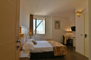 Posteľ alebo postele v izbe v ubytovaní Hotel Le Chevalier