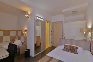 Posteľ alebo postele v izbe v ubytovaní Hotel Le Chevalier
